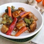 Orange Chicken Tofu Bowl - Everyone loves Orange Chicken, right? How about turning it into a vegetarian version with the same flavors?! www.happyfoodhealthylife.com #vegetarian #dinner #meatlessmonday