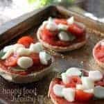 Healthy Mini Margherita Pizzas - a quick and easy snack or dinner when you're short on time. www.happyfoodhealthylife.com #vegetarian #healthy #easydinner