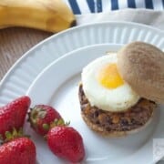 Vegetarian Make-Ahead Breakfast Sandwiches - spend an hour or so getting these sandwiches together for healthy homemade breakfasts before work, school, or sports | Happy Food Healthy Life
