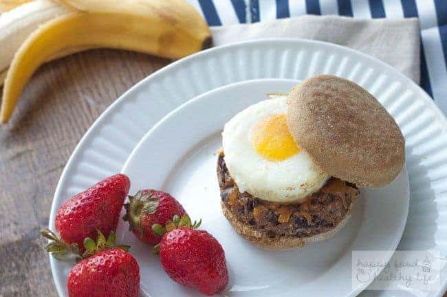 Vegetarian Make-Ahead Breakfast Sandwiches - spend an hour or so getting these sandwiches together for healthy homemade breakfasts before work, school, or sports | Happy Food Healthy Life
