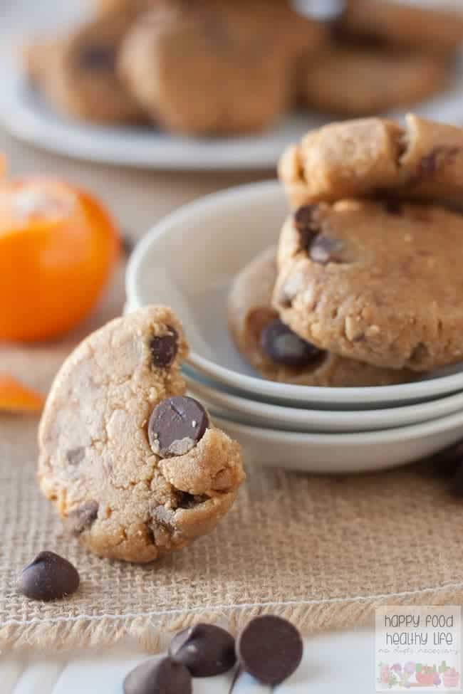 No-Bake Dark Chocolate Orange Protein Cookies - a healthy cookie that you can eat for breakfast? AND you don't even have to bake it, so it's ready in no time at all!