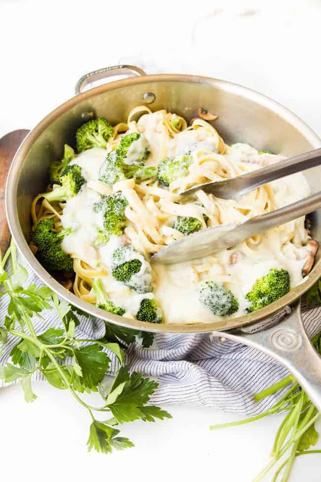 VEGAN ALFREDO SAUCE RECIPE | the best easy & cream vegan alfredo pasta recipe out there!