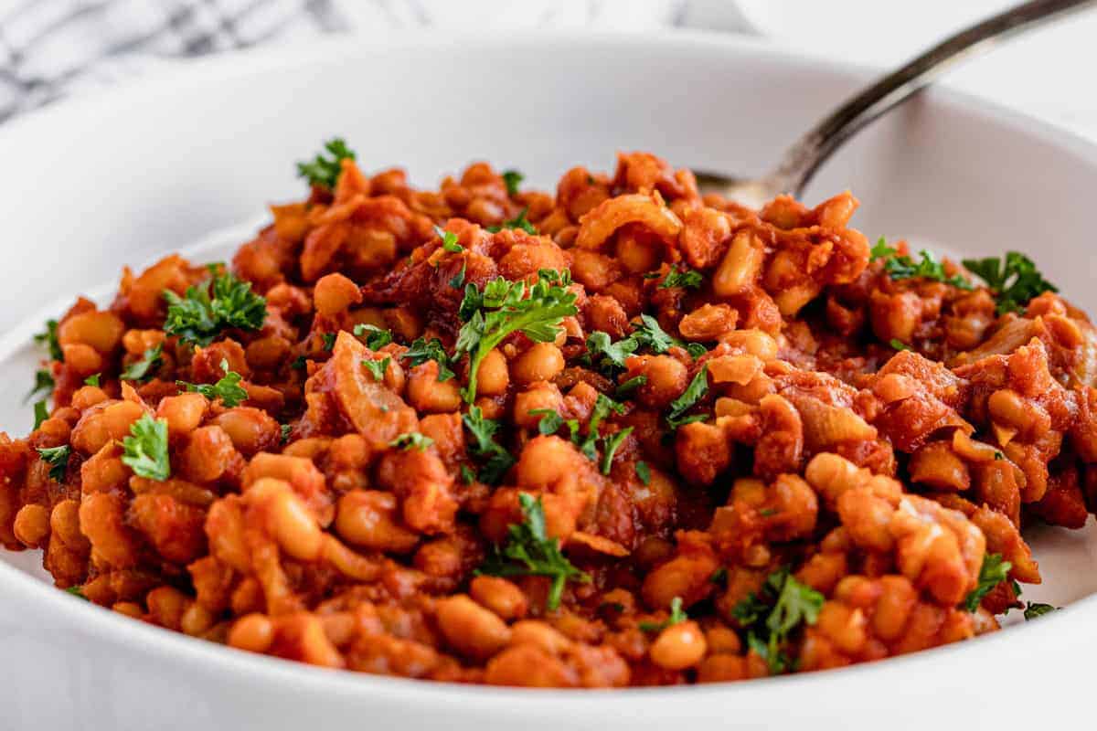 THE BEST VEGAN BAKED BEANS. PHOTO CREDIT: HAPPY FOOD HEALTHY LIFE.