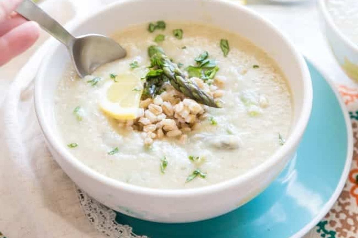 VEGAN ASPARAGUS SOUP. PHOTO CREDIT: HAPPY FOOD HEALTHY LIFE.