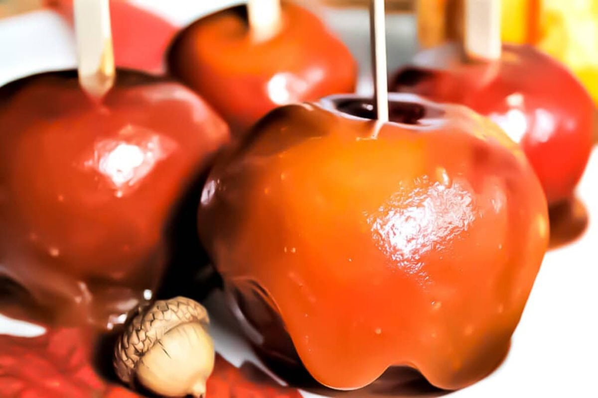 VEGAN CARAMEL APPLES BY THE HIDDEN VEGGIES.