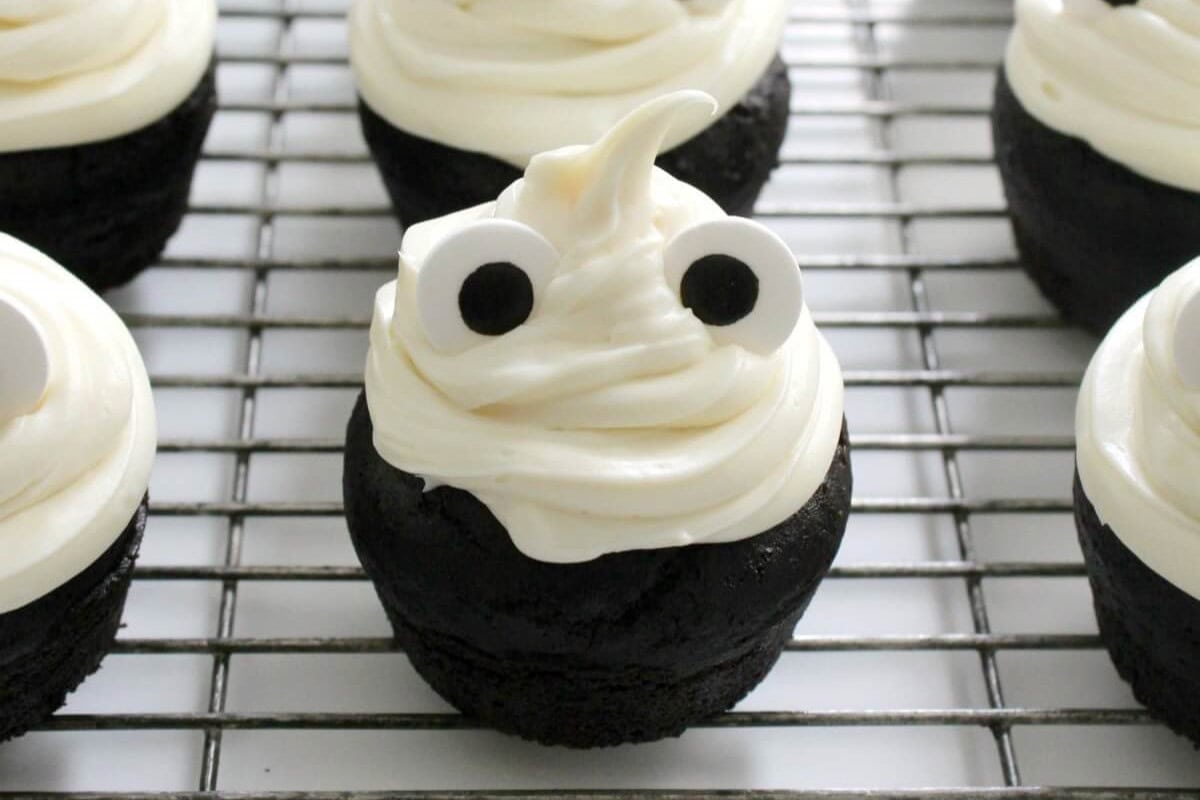 GLUTEN-FREE GHOST CUPCAKES. PHOTO CREDIT: STRENGTH AND SUNSHINE.