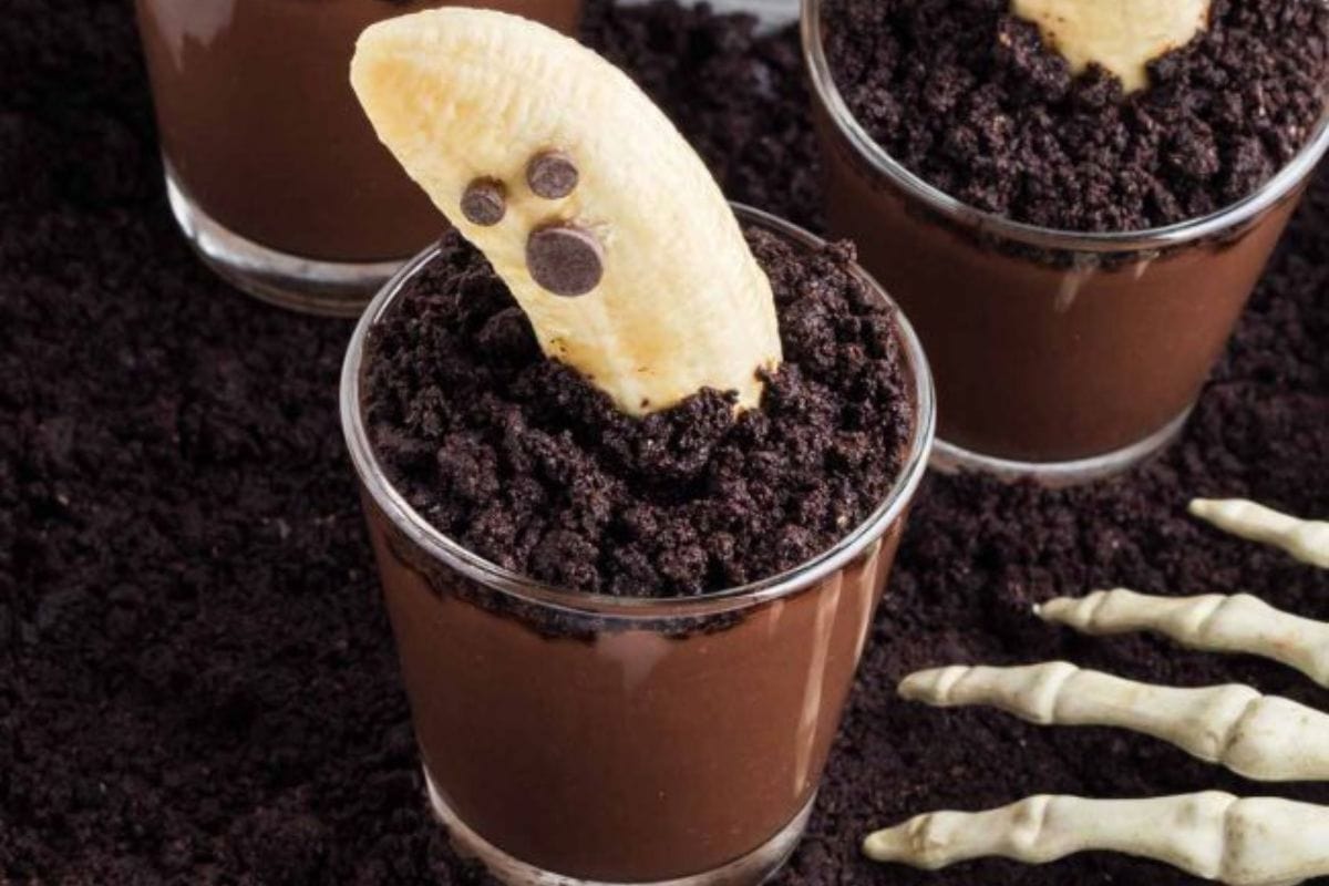 HALLOWEEN DIRT CUPS. PHOTO CREDIT: TEXANERIN BAKING.