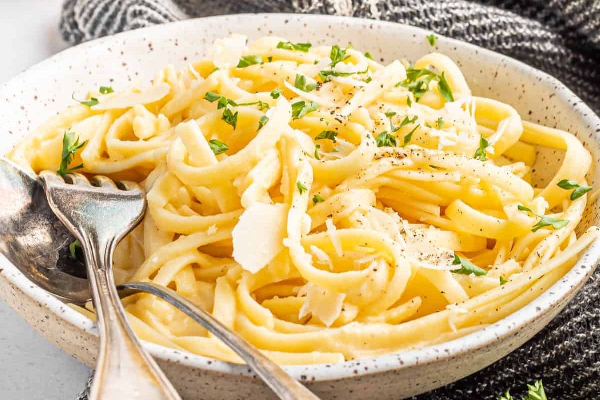 EASY NUT-FREE CAULIFLOWER VEGAN ALFREDO SAUCE. PHOTO CREDIT: HAPPY FOOD HEALTHY LIFE.