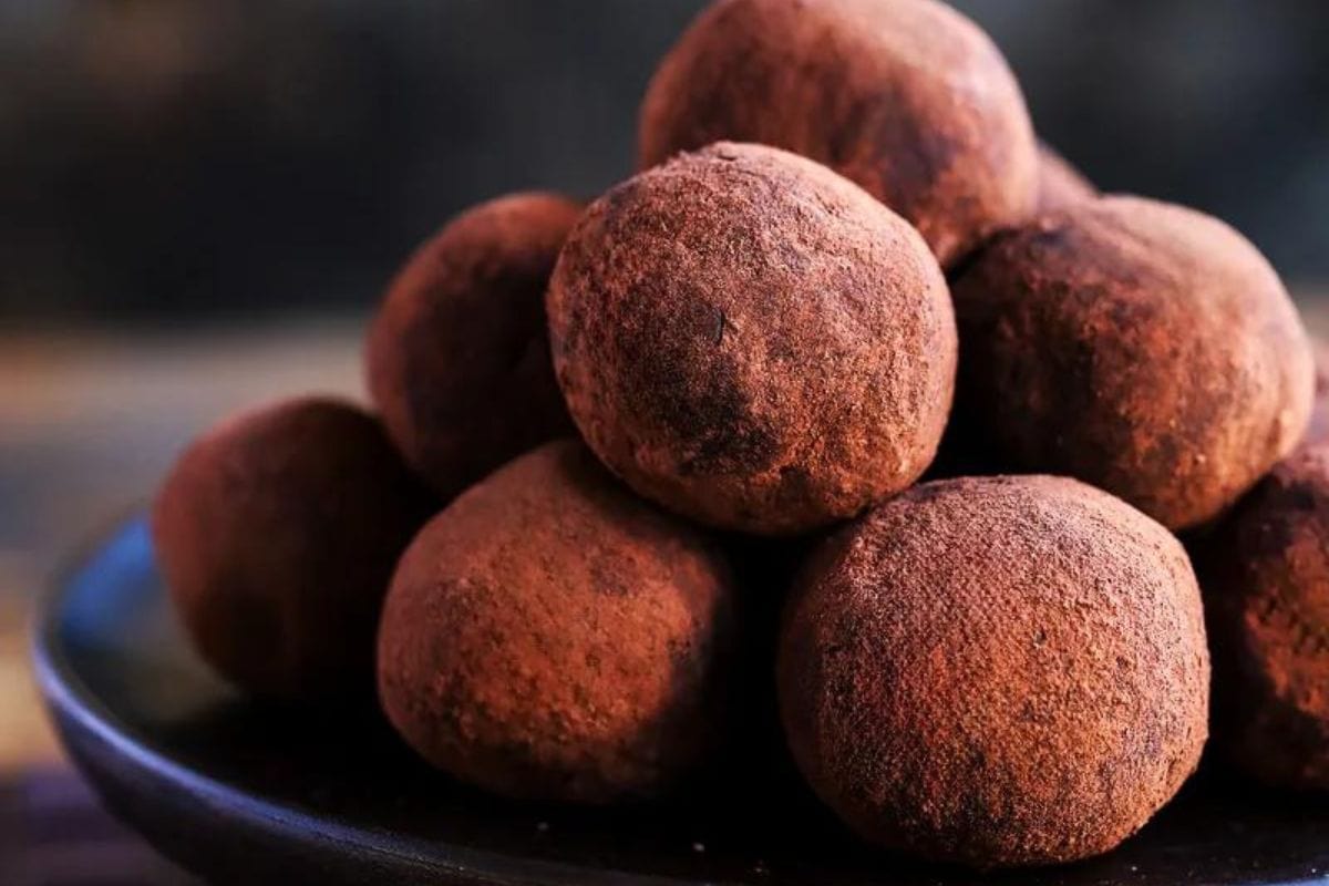 VEGAN CHOCOLATE TRUFFLES. PHOTO CREDIT: HAPPY KITCHEN.ROCKS.