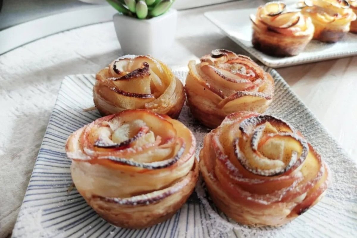 BEAUTIFUL BAKED APPLE PUFF PASTRY ROSES BY DISHING OUT PLANTS