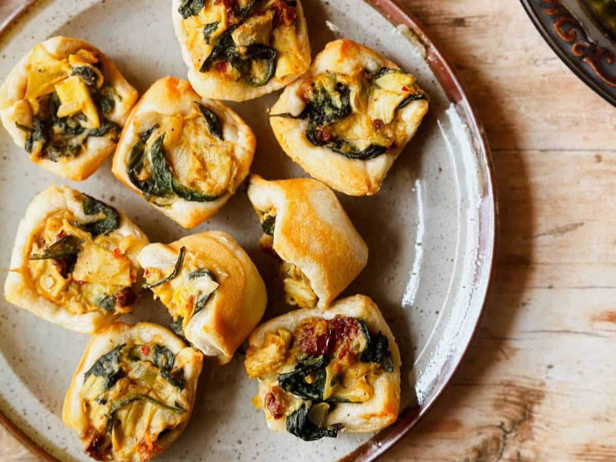 MINI VEGAN SPINACH, ARTICHOKE, AND SUN-DRIED TOMATO CUPS BY NUTS AND TWIGS