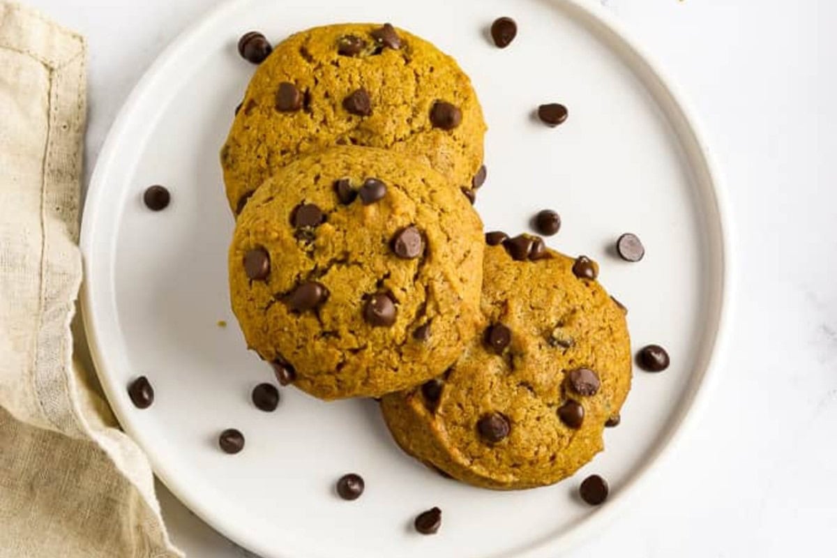 PUMPKIN CHOCOLATE CHIP COOKIES BY VEGAN HUGGS